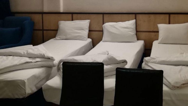 سوئیت سه تخته هتل آپارتمان معین درباری مشهد